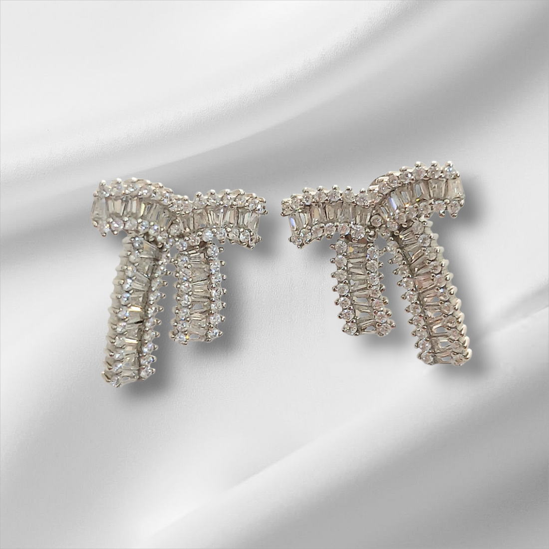 Orecchini Fiocco Con Baguette