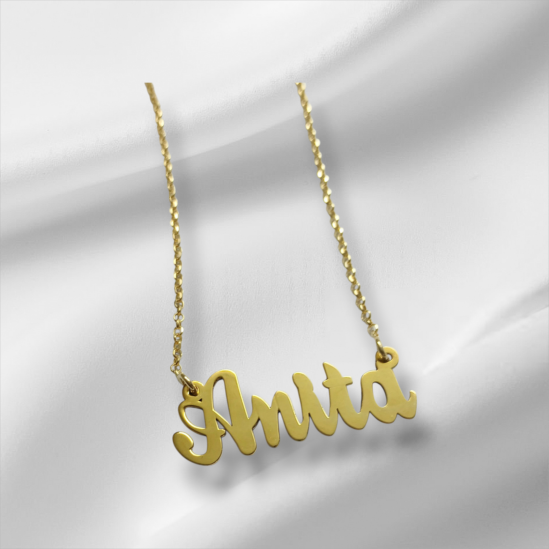 Collana dorata con pendente personalizzato con il nome Anita.