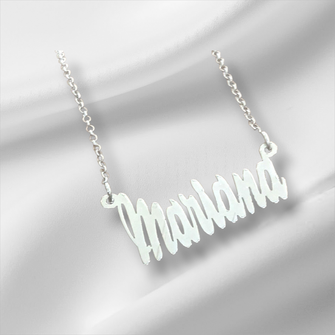 Collana argentata con pendente personalizzato con il nome Marianna.
